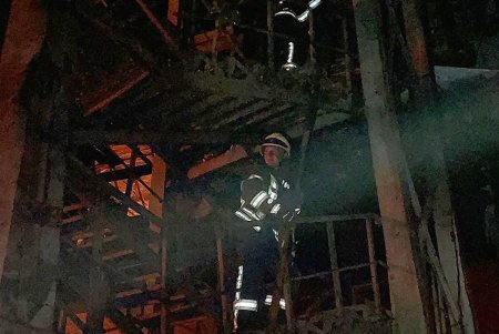 Ликвидация последствий ночных ракетных обстрелов торгового центра и складов (фоторепортаж)