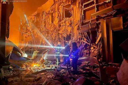 Ликвидация последствий ночных ракетных обстрелов торгового центра и складов (фоторепортаж)