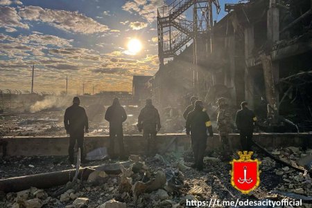Ликвидация последствий ночных ракетных обстрелов торгового центра и складов (фоторепортаж)