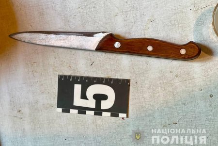 Не сошлись в политических взглядах за хмельным столом: одессит напал с ножом на мужа своей матери (фото, видео)