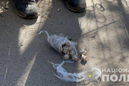 Полицейские задержали жителя Одесского района с синтетическими наркотиками, которые он забрал из тайника (фото, видео)