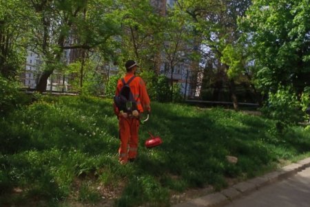 Коммунальщики продолжают проверку систем центрального отопления, а также покос травы в разных районах города (фото)