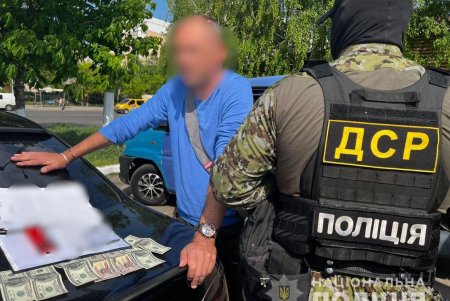 Служащий «Одессагаз» задержан при получении взятки в 600 долларов за подключение квартир к сети газоснабжения (фото)