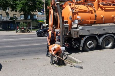 Более 400 специалистов ежедневно работают на дорогах Одессы (фото)