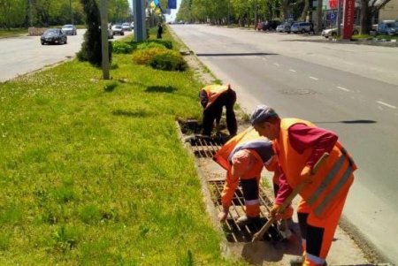 Более 400 специалистов ежедневно работают на дорогах Одессы (фото)