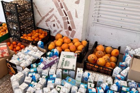 В Одесской области людям раздали продукты из разрушенного после обстрела супермаркета (фото) 