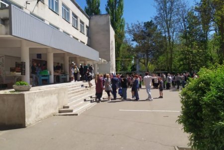 В Одесской области людям раздали продукты из разрушенного после обстрела супермаркета (фото) 