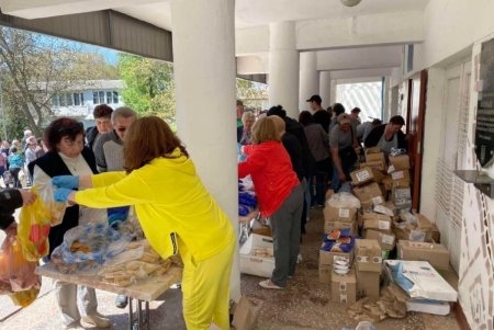 В Одесской области людям раздали продукты из разрушенного после обстрела супермаркета (фото) 