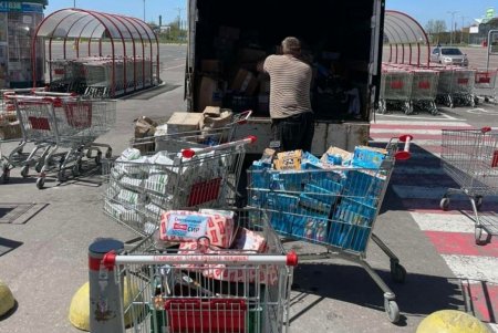 В Одесской области людям раздали продукты из разрушенного после обстрела супермаркета (фото) 