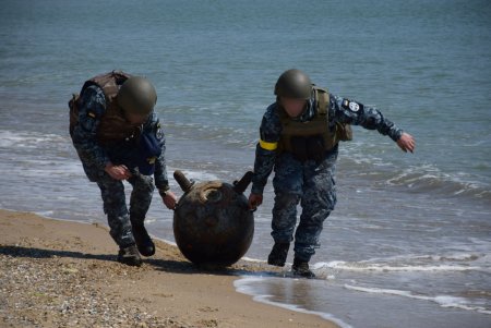 На побережье Черного моря в Одесской области саперы обезвредили две якорные мины (фото)