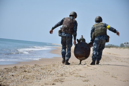 На побережье Черного моря в Одесской области саперы обезвредили две якорные мины (фото)