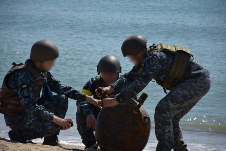 На побережье Черного моря в Одесской области саперы обезвредили две якорные мины (фото)