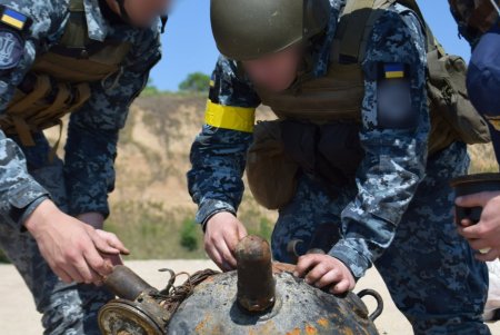 На побережье Черного моря в Одесской области саперы обезвредили две якорные мины (фото)