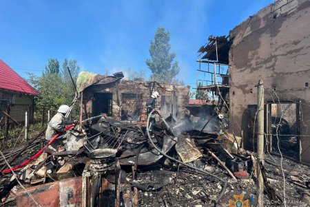 Одесские спасатели ликвидируют последствия ракетного удара на базе отдыха (фоторепортаж)