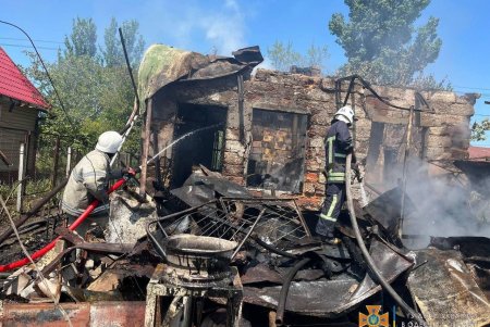 Одесские спасатели ликвидируют последствия ракетного удара на базе отдыха (фоторепортаж)