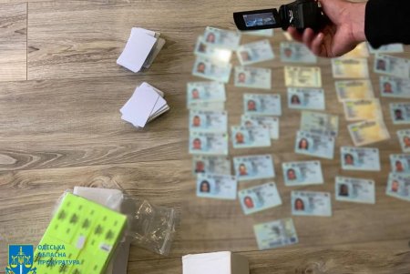 В Одессе разоблачена преступная группа, поставившая на поток производство фальшивых водительских прав (фото)