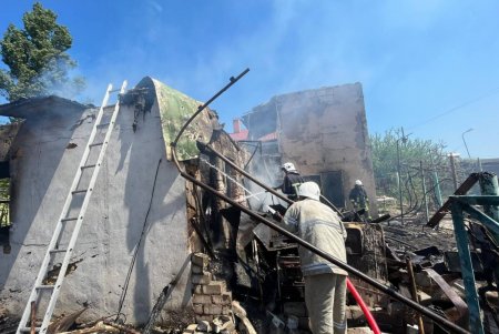 Одесские спасатели ликвидируют последствия ракетного удара на базе отдыха (фоторепортаж)