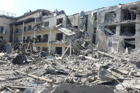 Одесские спасатели ликвидируют последствия ракетного удара на базе отдыха (фоторепортаж)