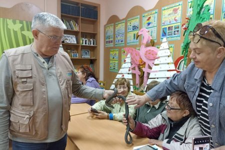 В Одесском зоопарке пенсионерам прочитали лекцию о змеях (фото)