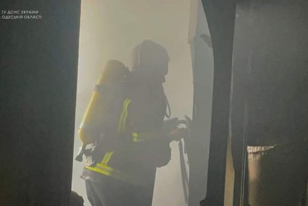 В Киевском районе горела квартира в многоэтажке: спасена хозяйка (фото, видео)
