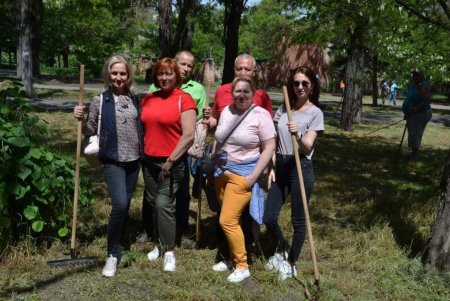 Коммунальщики и неравнодушные одесситы вышли на уборку в парк Савицкого (фото)