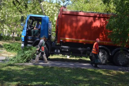 Коммунальщики и неравнодушные одесситы вышли на уборку в парк Савицкого (фото)