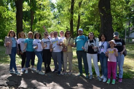 Коммунальщики и неравнодушные одесситы вышли на уборку в парк Савицкого (фото)