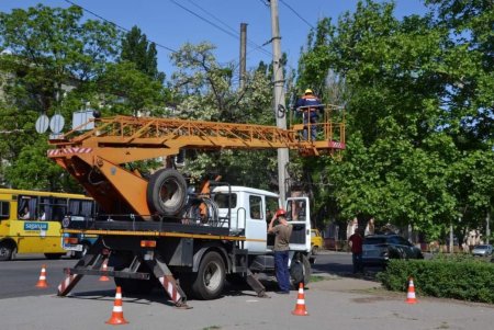 Коммунальщики и неравнодушные одесситы вышли на уборку в парк Савицкого (фото)
