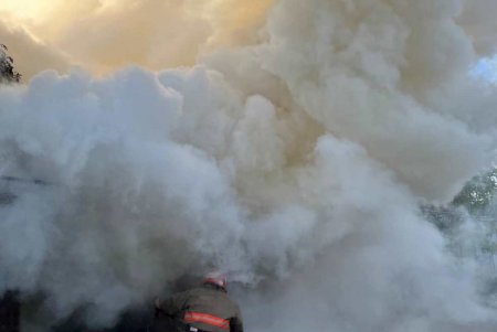 В Черноморске загорелся гараж с машиной: огонь распространился на соседние строения (фото) 