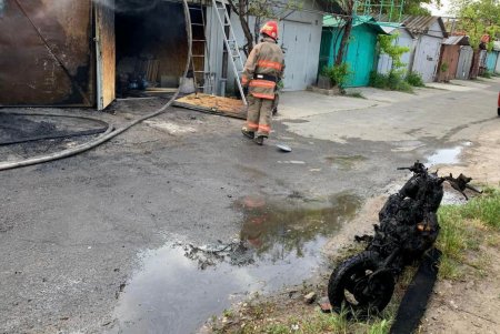 В Черноморске загорелся гараж с машиной: огонь распространился на соседние строения (фото) 