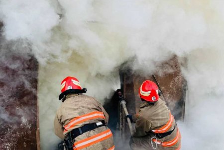 В Черноморске загорелся гараж с машиной: огонь распространился на соседние строения (фото) 