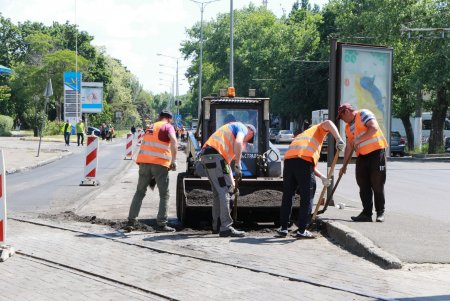 Во всех районах Одессы начались работы по восстановлению улично-дорожной сети (видеокомментарий)