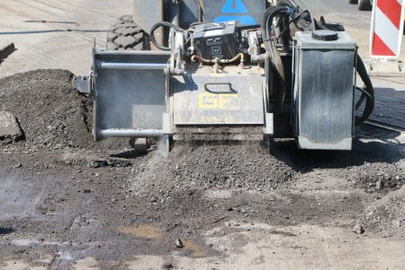 Во всех районах Одессы начались работы по восстановлению улично-дорожной сети (видеокомментарий)