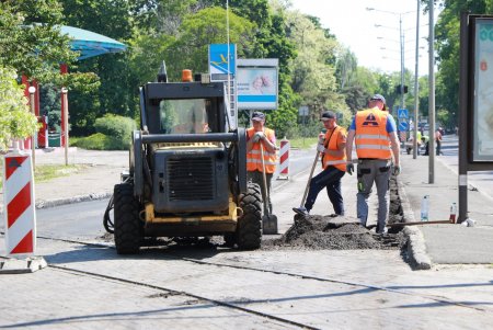 Во всех районах Одессы начались работы по восстановлению улично-дорожной сети (видеокомментарий)