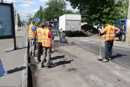 Во всех районах Одессы начались работы по восстановлению улично-дорожной сети (видеокомментарий)