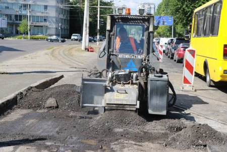 Во всех районах Одессы начались работы по восстановлению улично-дорожной сети (видеокомментарий)