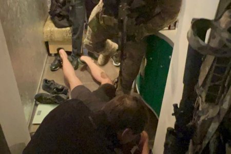 Жителю Черноморска сообщено подозрение в незаконном лишении свободы, ограблении и преступном воздействии на общество (фото)