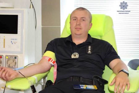 Патрульные сдали кровь для маленьких одесситов (фото)