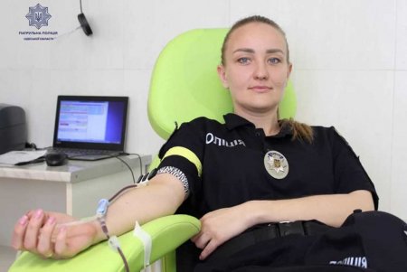Патрульные сдали кровь для маленьких одесситов (фото)