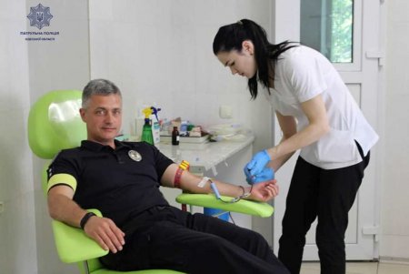 Патрульные сдали кровь для маленьких одесситов (фото)
