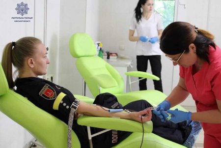 Патрульные сдали кровь для маленьких одесситов (фото)
