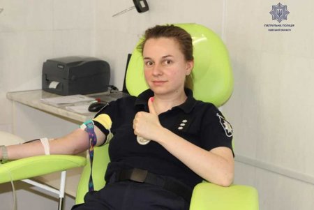 Патрульные сдали кровь для маленьких одесситов (фото)