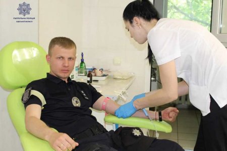 Патрульные сдали кровь для маленьких одесситов (фото)