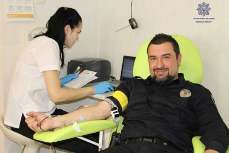 Патрульные сдали кровь для маленьких одесситов (фото)