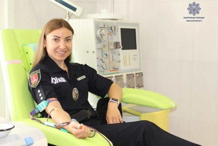 Патрульные сдали кровь для маленьких одесситов (фото)