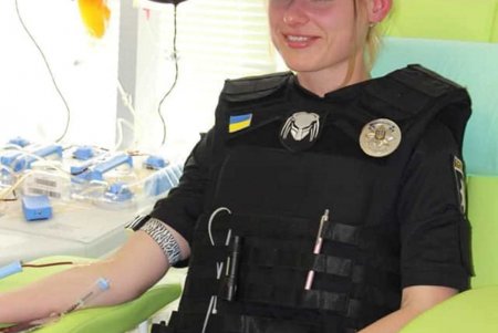 Патрульные сдали кровь для маленьких одесситов (фото)