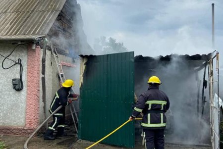 В Килие загорелся частный гараж: в результате пожара пострадал хозяин и сгорел автомобиль (фото)