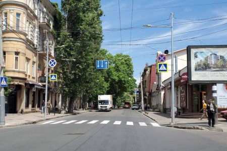 В Приморском и Суворовском районах обновлена дорожная разметка (фото)