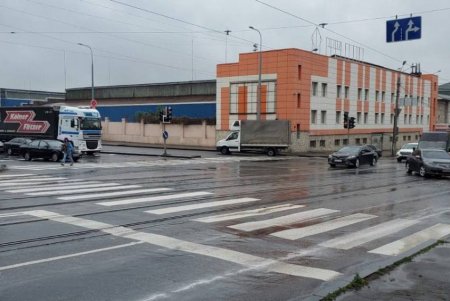 В Приморском и Суворовском районах обновлена дорожная разметка (фото)