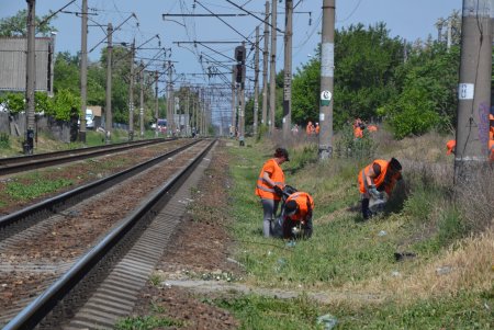 Одесские коммунальщики с помощью волонтеров убирали улицы и ликвидировали стихийные свалки вдоль железнодорожных путей (фото)